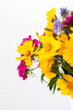 Güzel bir buket karanfil, çiçek ve sarı papatyalar, evin iç kısımları.