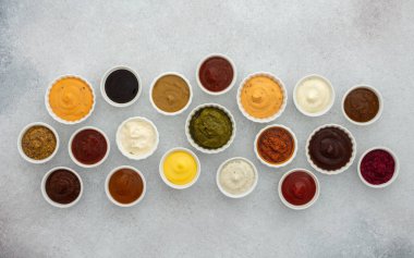 Kâselerdeki farklı soslar, ketçap ve mayonez, pesto ve hardal, peynir sosu, üst manzara, kopyalama alanı.