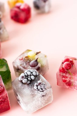 Çeşit çeşit böğürtlen, böğürtlen ve ahududu, bektaşi üzümü ve frenk üzümü, yaban mersini ve nane içeren donmuş buz küpleri.