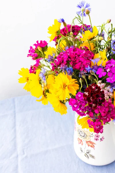 아름다운 꽃다발을 카네이션 옥수수 노란색 내부의 — 스톡 사진