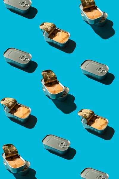 Offene Und Geschlossene Blechdose Mit Lachs Auf Blauem Hintergrund Mit — Stockfoto