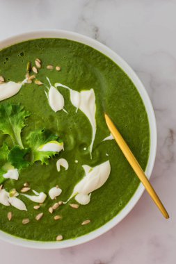 Sağlıklı kahvaltı, yeşil brokoli ve ayçekirdeği ve yoğurtlu ıspanak kremalı çorba, karabuğday ekmeği, üst manzara.