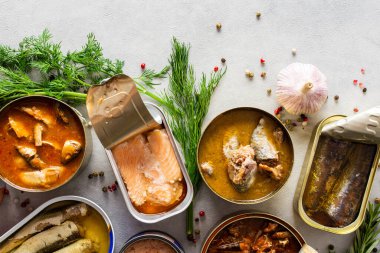 Baharat ve bitkiler, konserve somon ve uskumru, sprat ve sardalya, ton balığı ve ringa balığı ve balık ezmesi arasında farklı teneke kutular.