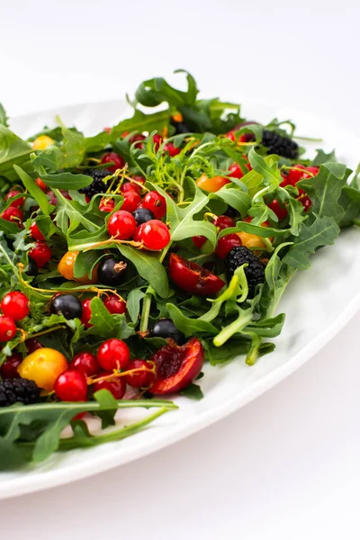 アルグラと新鮮なベリー 赤と黒のスグリ 甘いチェリーと黒のマルベリー 白い背景の楕円形のプレートのサラダと夏のおいしいサラダ — ストック写真