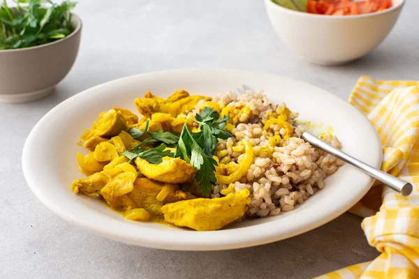 Zdrowe Obiady Brązowy Ryż Kurczakiem Dodatkiem Kurkumy Curry Świeże Warzywa — Zdjęcie stockowe