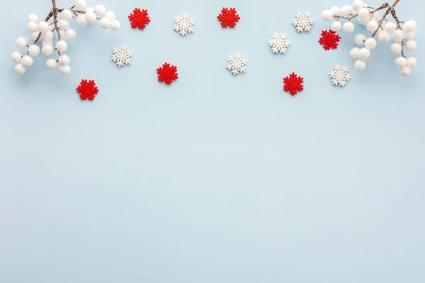 Białe Czerwone Płatki Śniegu Gałęzie Łabędzia Niebieskim Tle Boże Narodzenie — Zdjęcie stockowe