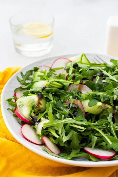 健康早餐 牛油果 萝卜和黄瓜沙拉 配以香醋和橄榄油 一杯水 配以柠檬 — 图库照片