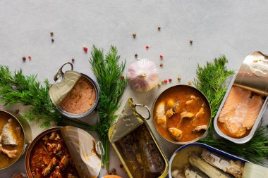 Baharat ve bitkiler, konserve somon ve uskumru, sprat ve sardalya, ton balığı ve ringa balığı ve balık ezmesi arasında farklı teneke kutular.