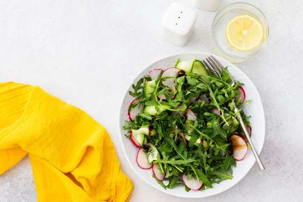 健康的早餐 牛油果 萝卜和黄瓜沙拉 配以香醋和橄榄油 一杯柠檬水 复制空间 — 图库照片
