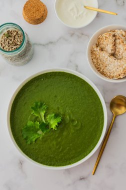 Sağlıklı kahvaltı, yeşil brokoli ve ayçekirdeği ve yoğurtlu ıspanak kremalı çorba, karabuğday ekmeği, üst manzara.