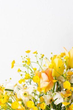 Sarı düğün çiçekleri, beyaz nergisler ve laleler, kapalı bir buket çiçek, çiçeklerle süslenmiş ev dekorasyonu.