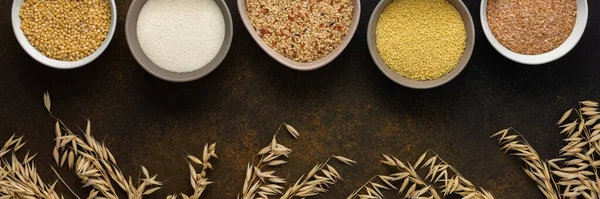 Varios Cereales Grano Banner Cuencos Vista Superior Sobre Fondo Marrón — Foto de Stock