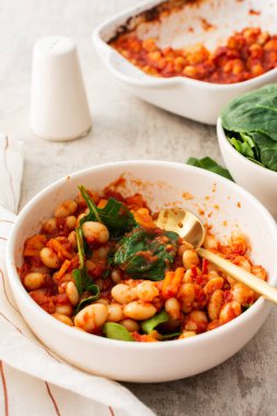 Sağlıklı kahvaltı ve öğle yemekleri, havuçlu fasulye, soğan ve domates, ıspanak yaprağı, bir kase fasulye ve ıspanak.