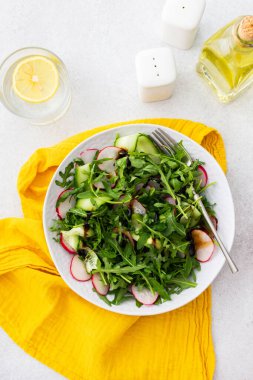 Sağlıklı kahvaltı, roka, turp, salatalık, balzamik sirke, zeytinyağı, limonlu bir bardak su.