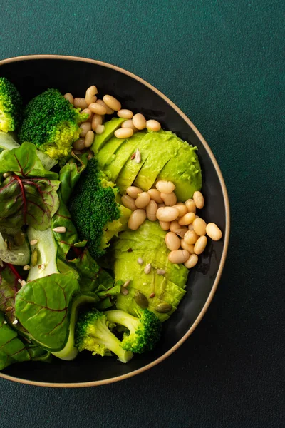 健康的早餐 配上豆类和黄瓜的沙拉酱 涂有不同种子的鳄梨和西兰花 绿色背景的一盘食物 — 图库照片