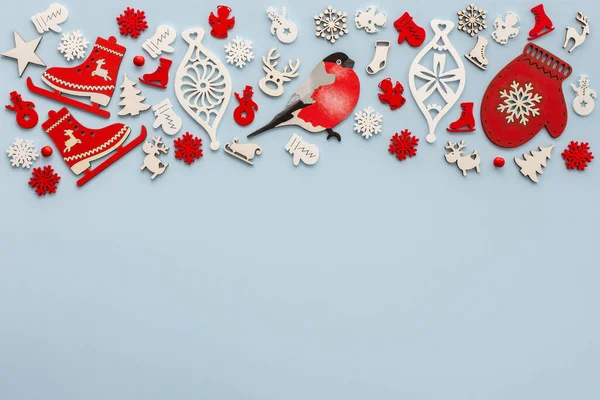 Białe Czerwone Zabawki Świąteczne Niebieskim Tle Wesołych Świąt Szczęśliwego Nowego — Zdjęcie stockowe