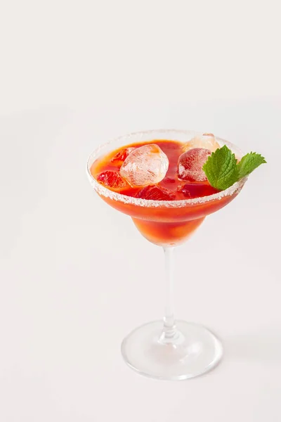Alcoholic Drink Tomato Juice Glass Ice Close White Background — Fotografia de Stock