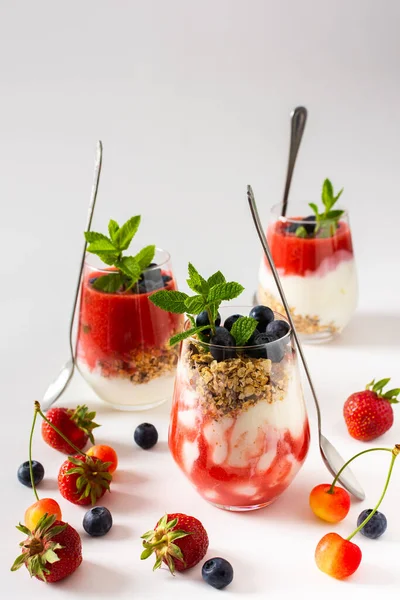 Υγιεινό Πρωινό Ποτήρια Μούσλι Και Γιαούρτι Βατόμουρα Και Smoothies Φράουλας — Φωτογραφία Αρχείου