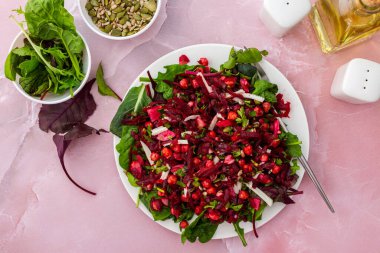 Sağlıklı kahvaltı ya da öğle yemekleri, fırında nohut ve keçi peynirli pancar salatası, otlar ve farklı tohumlar, üst görünüm.