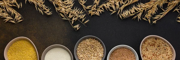 Varios Cereales Grano Banner Cuencos Vista Superior Sobre Fondo Marrón — Foto de Stock
