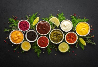 Mevsimli, biberiyeli, dereotlu, kekik ve karabiberli farklı soslar, üst görünüm, kopyalama alanı