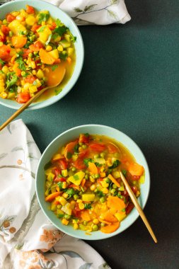 Kabak ve domates çorbası, soğan ve havuç, maydanozlu mısır ve bezelye, çorba tabağı manzarası, vejetaryen çorbası.