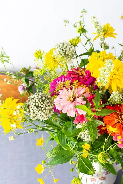 stock image Summer bouquet of colorful Zinnia, onion inflorescences and mint sprigs, Rudbeckia Goldquelle and red clover, Ranunculus and Matricaria, home decoration with flowers