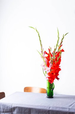 Kırmızı ve menekşe renkli bir buket, çiçeklerle süslenmiş ev dekorasyonu, masanın üzerinde çiçekler olan buket.