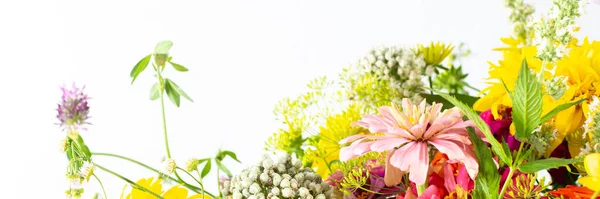 Letni Bukiet Kolorowe Cynnia Kwiatostany Cebuli Gałązki Mięty Rudbeckia Goldquelle — Zdjęcie stockowe