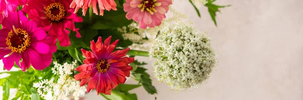 Letni Bukiet Kolorowe Cynnia Kwiatostany Cebuli Gałązki Mięty Bukiet Kwiatów — Zdjęcie stockowe