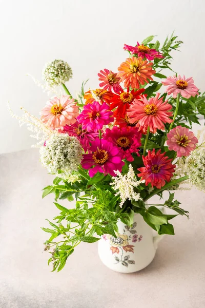 Letní Kytice Barevné Zinnie Cibulové Květy Mátové Smrky Kytice Květin — Stock fotografie