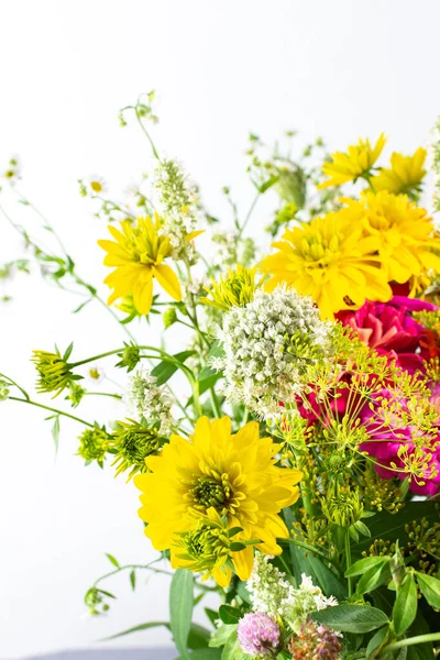 Letní Kytice Barevné Zinnie Cibulové Květy Mátové Smrky Rudbeckia Goldquelle — Stock fotografie