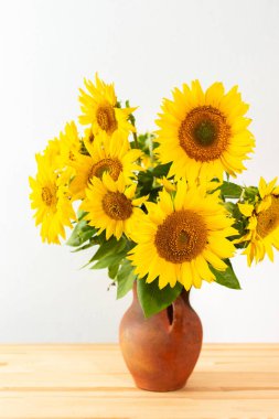 Yaz kırsal buketi kil bir tencerede, parlak sulu dekoratif ayçiçekleri