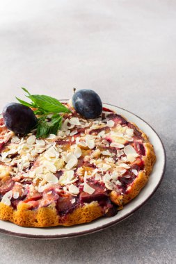 Badem taneli erik keki, mevsimlik meyveli yaz keki.