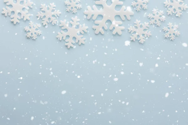 Białe Płatki Śniegu Niebieskim Tle Śniegu Boże Narodzenie Tło Wesołych — Zdjęcie stockowe