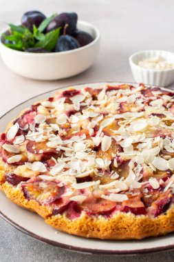 Badem taneli erik keki, mevsimlik meyveli yaz keki.