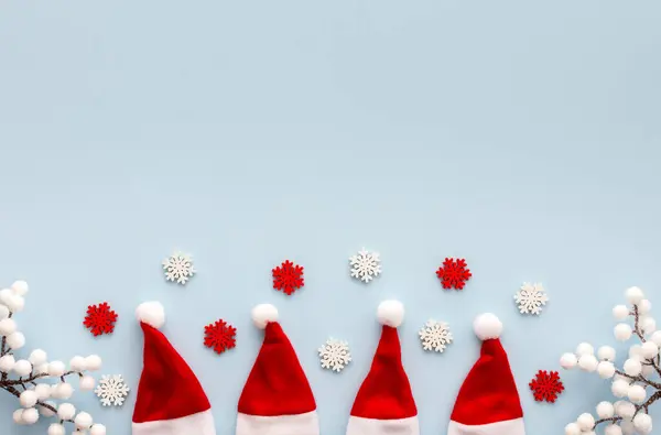 Капелюхи Санта Клауса Сніжинки Гілки Синьому Фоні Різдвяному Фоні Концепції Стокове Фото