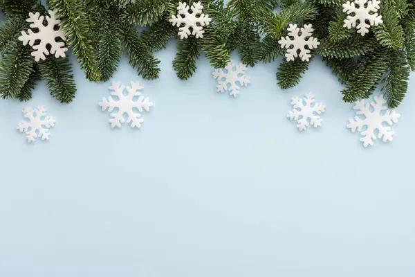 Ramas Abeto Copos Nieve Blancos Sobre Fondo Azul Feliz Navidad Imagen de stock