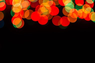 Noel odaklı olmayan ışıklar, karanlık arka planda bulanık ışıklar, şenlikli arka plan, kopyalama alanı