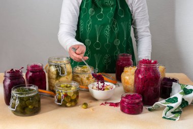 Farklı lahana mayalamak, beyaz ve kırmızı lahana, Brüksel ve karnabahar, brokoli, lahana mayalayan kadın