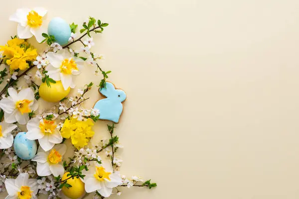 자연스럽 색깔의 달걀과 부활절 노란색 파스텔 배경에 Daffodils와 가지와 스톡 사진