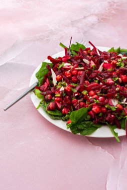 Sağlıklı kahvaltı ya da öğle yemekleri, pişmiş nohut ve keçi peynirli pancar salatası, otların ve farklı tohumların karışımı, üst görünüm, kopyalama alanı