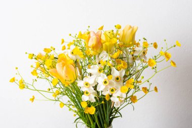 Sarı düğün çiçekleri, beyaz nergisler ve laleler, kapalı bir buket çiçek, çiçeklerle süslenmiş ev dekorasyonu.