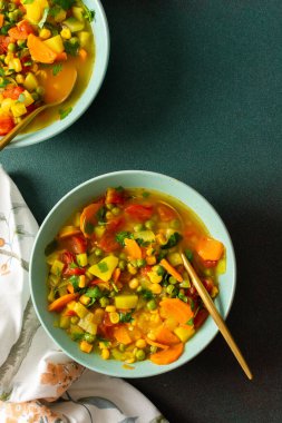 Kabak ve domates çorbası, soğan ve havuç, maydanozlu mısır ve bezelye, çorba tabağı manzarası, vejetaryen çorbası.