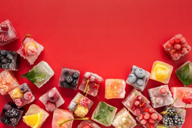 Donmuş böğürtlenli, meyveli ve naneli buzlu kırmızı zemin