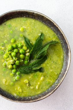 Kremalı brokoli ve naneli yeşil bezelye çorbası.