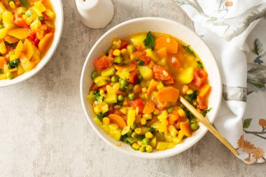 Kabak ve domates çorbası, soğan ve havuç, maydanozlu mısır ve bezelye, çorba tabağı manzarası, vejetaryen çorbası.