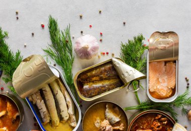 Baharat ve bitkiler, konserve somon ve uskumru, sprat ve sardalya, ton balığı ve ringa balığı ve balık ezmesi arasında farklı teneke kutular.