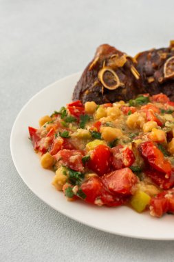 Lezzetli öğle ya da akşam yemeği, haşlanmış sebzeli nohut yahnisi, kızarmış hindi ve humus, sağlıklı lezzetli yemekler.