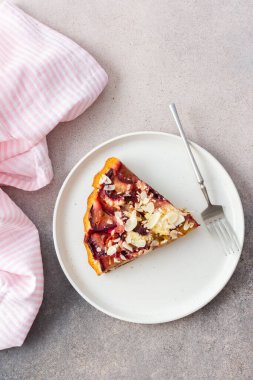 Erikli kek, badem gevreği, masanın üstünde tatlı, mevsimlik meyveli yaz pastası, bir tabak kek.